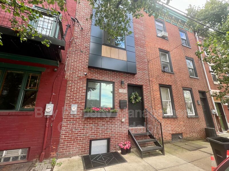 Philadelphia House: 166 W Laurel St