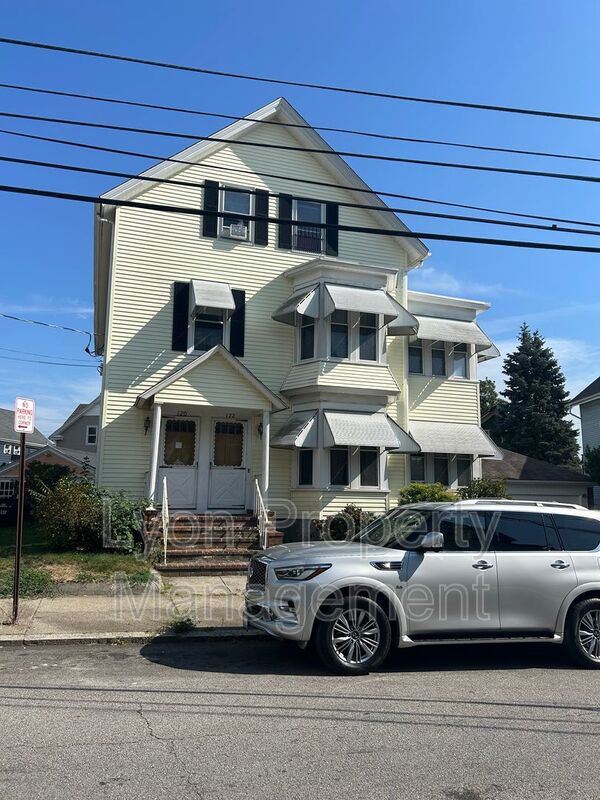 Central Falls Condo: 120 Summit St