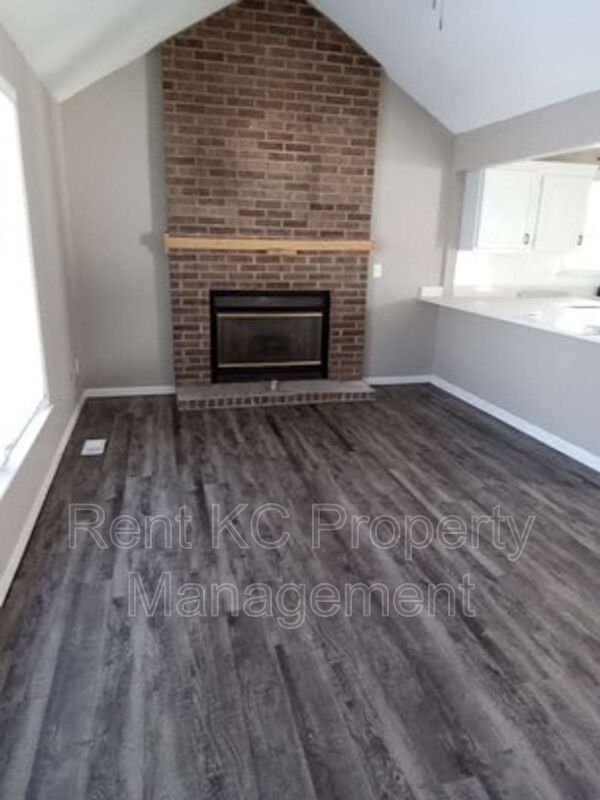 Lees Summit House: 2409 NE Carousel Circle