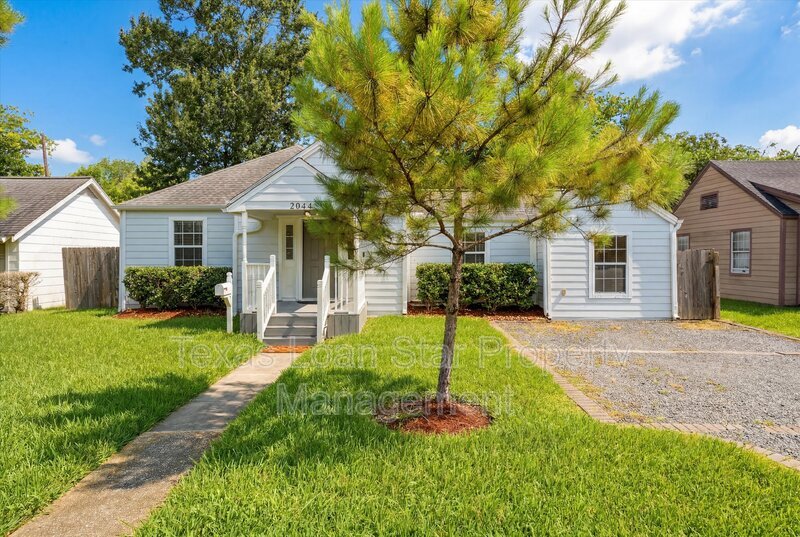 Houston House: 2044 Des Jardines St