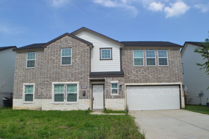 Houston House: 9837 Fabiola Dr