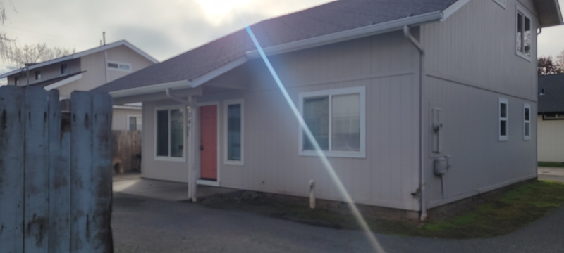 Grants Pass House: 241 NE School St