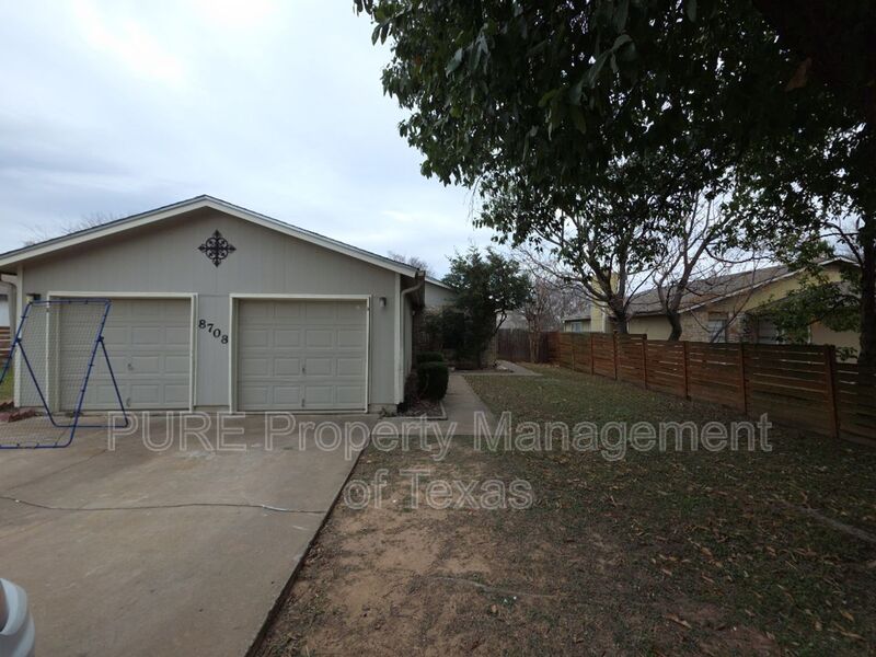 Austin House: 8708-A Piney Point Dr