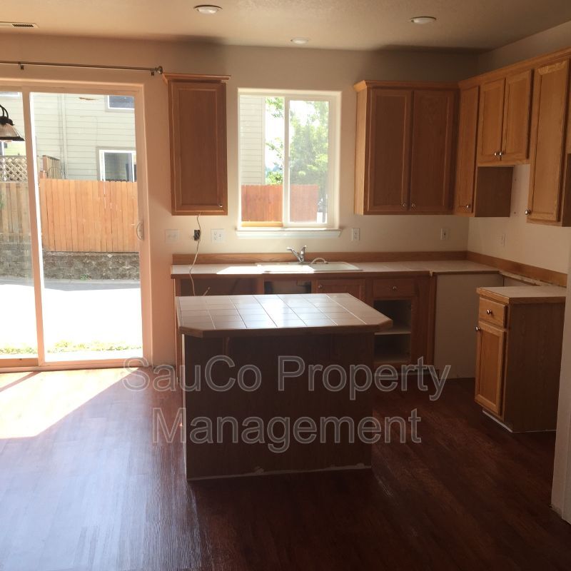 Gresham Condo: 5914 SE 16th Loop