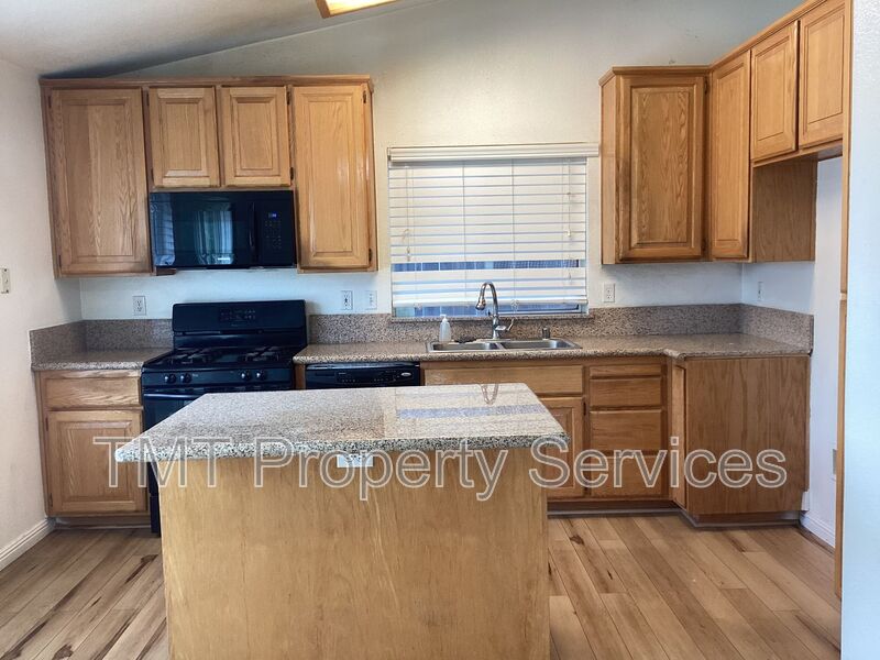 Sacramento House: 8587 New Island Way