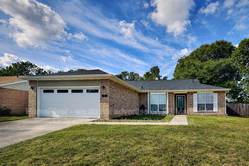 Crestview House: 111 Steeplechase Dr