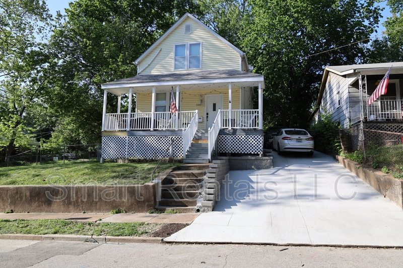 St. Louis House: 7221 South Street