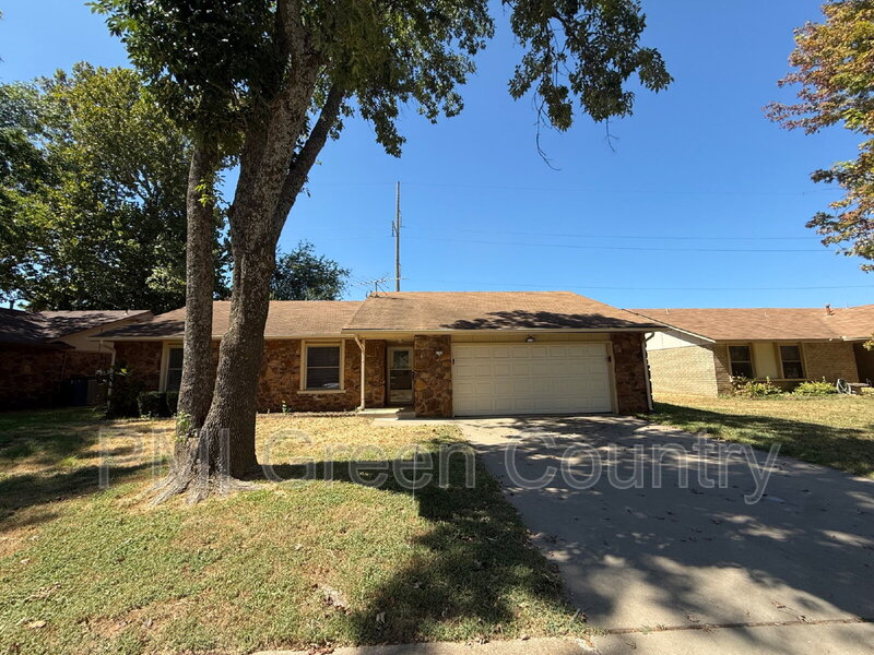 Broken Arrow House: 4708 S Maple Ave