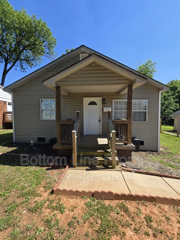 Charlotte House: 1017 Rodey Ave