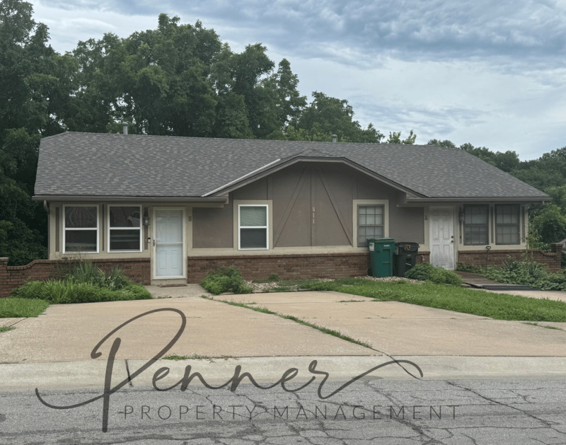 LEE'S SUMMIT House: 811 NE BARNES DR