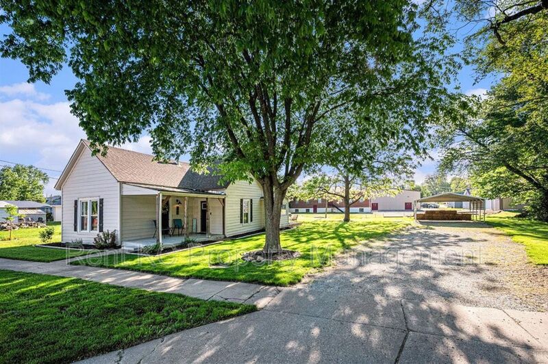 Smithville House: 305 S Mill Street