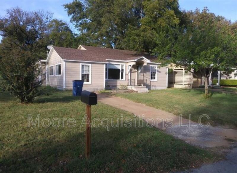Denison House: 931 W Texas St