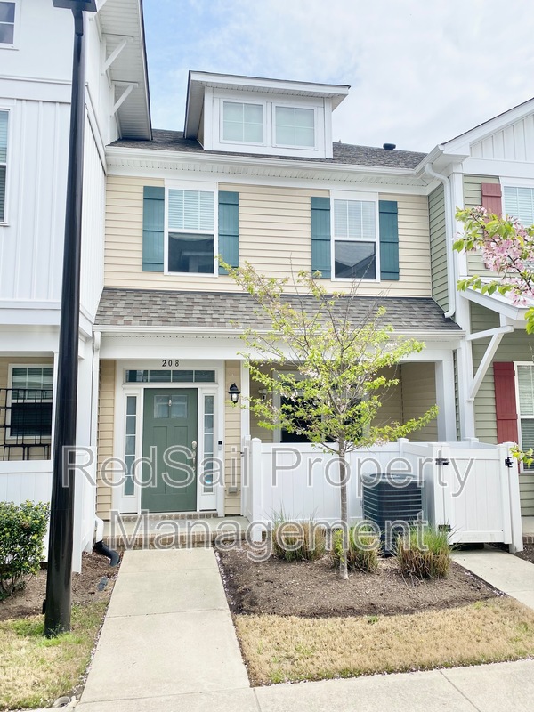 Hampton House: 208 Fishers Ct