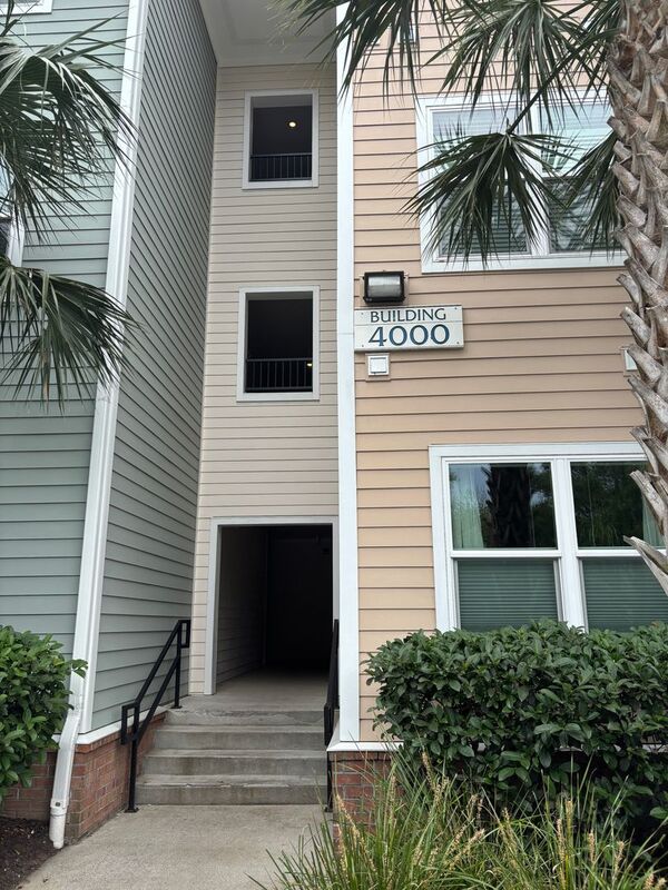 Charleston House: 1755 Central Park Rd