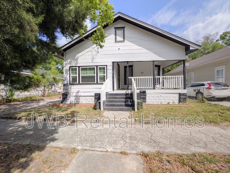 Jacksonville House: 1211 13th St E