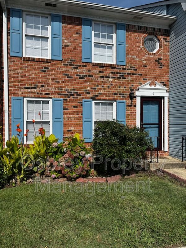Beautiful 3BR Townhome in Gated Kings Square Community - Photo 2