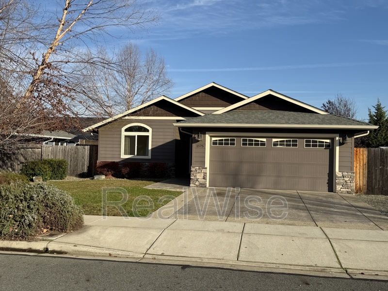 Grants Pass House: 1575 SW Yucca Dr