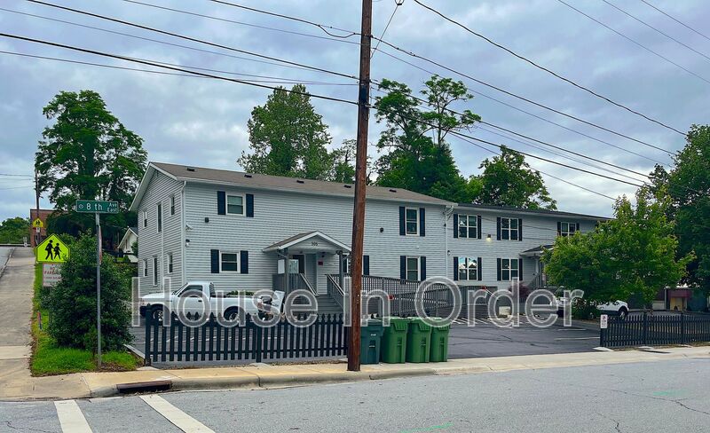 Hendersonville House: 305 8th Ave E