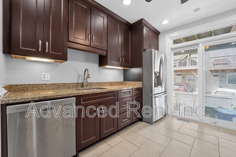 Baltimore Townhome: 528 S Curley Street
