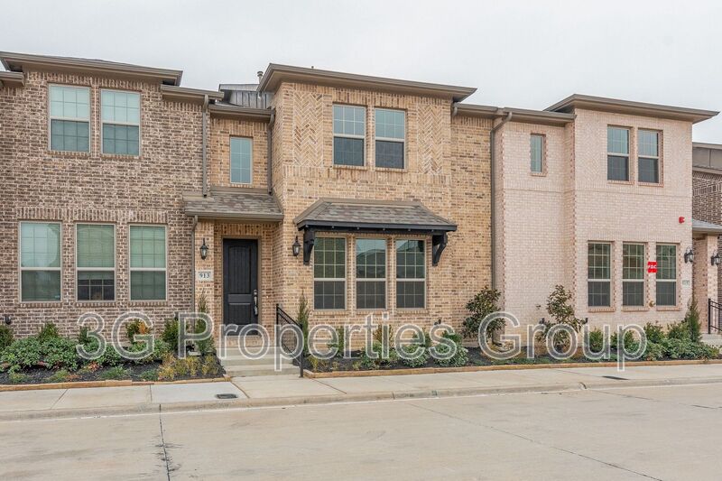 Euless House: 913 Ponds Edge