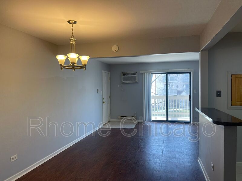 Palatine House: 444 E Osage Lane 2A