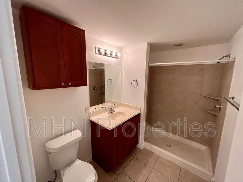 Great Location! 2 bed/3 bath condo unit in Eckhert Place, a gated community - Photo 20