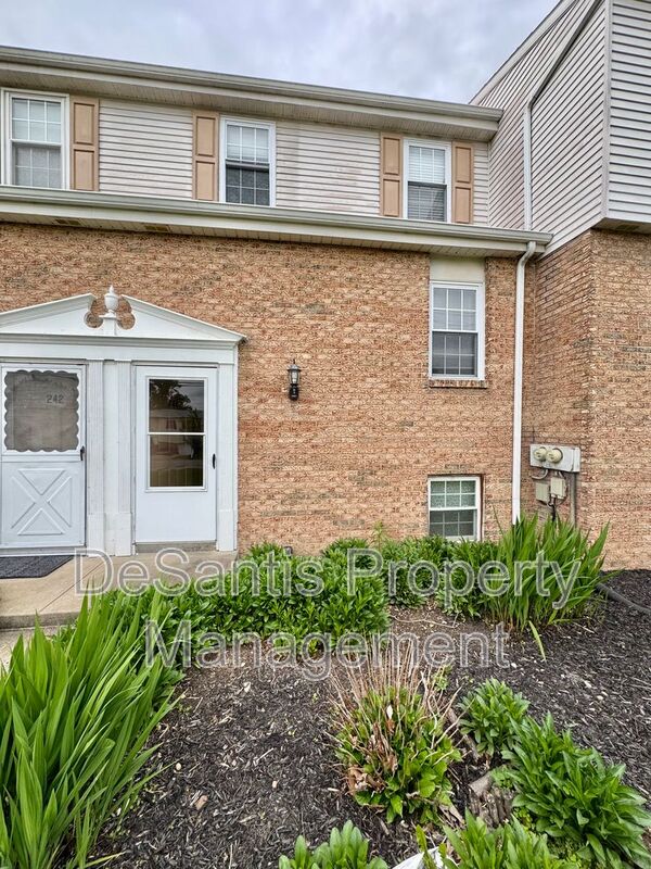 Cranberry Twp Townhome: 244 East Commons Drive