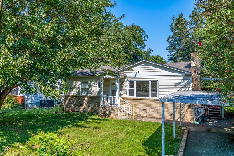 Knoxville House: 2139 West Gilbert Lane
