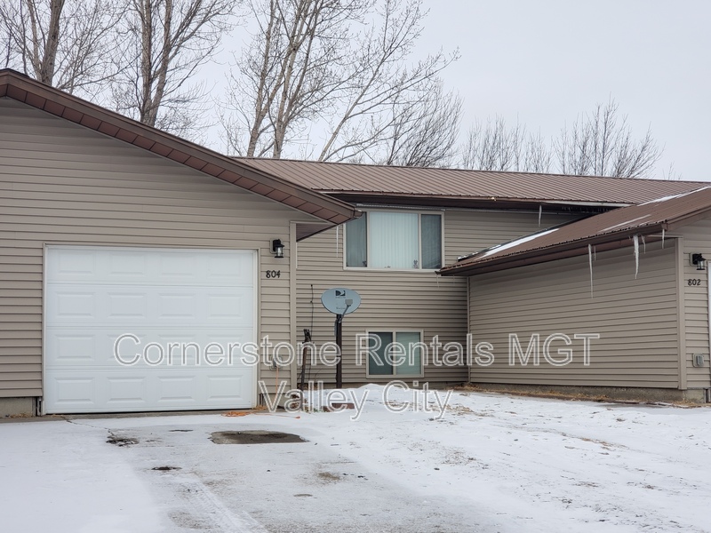 Valley City House: 804 11th St NW