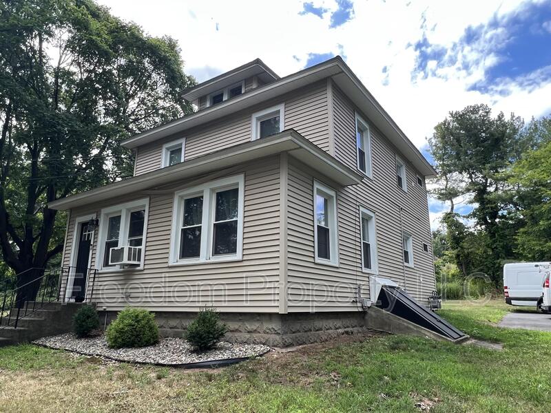 Southington House: 18 Canal St Southington