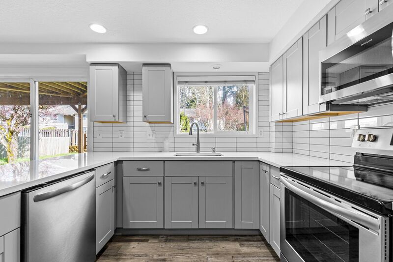 Sherwood Townhome: 16480 SW Gleneagle Dr