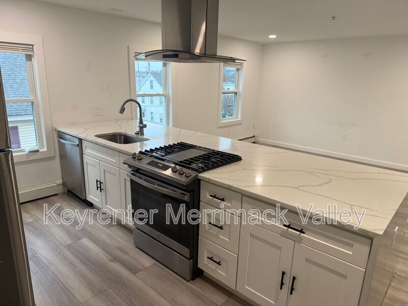 Lowell Condo: 61 Chapel St 3rd Fl