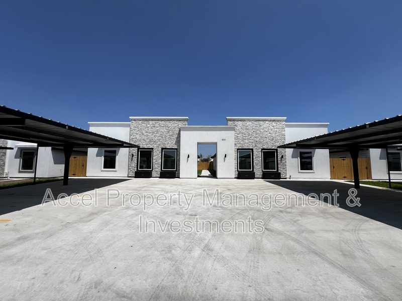 Mission Condo: 2011 Selena St