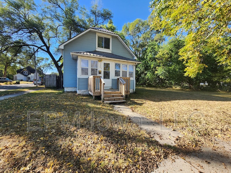 Waterloo House: 330 Cottage Street