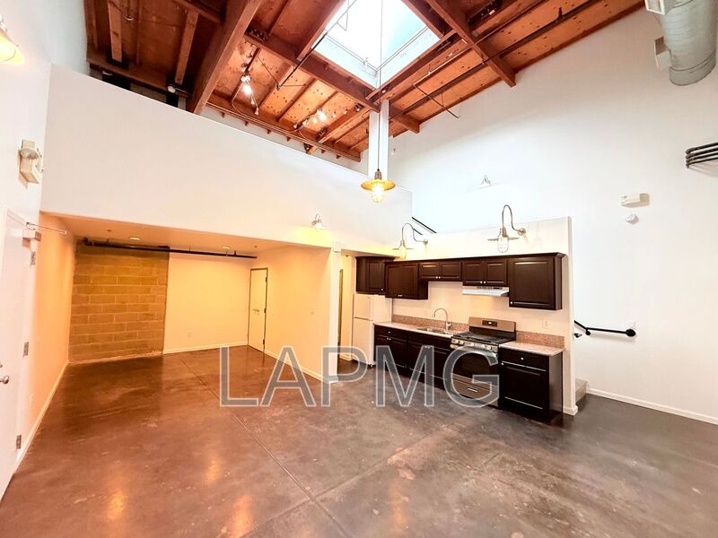 Los Angeles House: 1734 N. Main St.,/ 633 Gibbons Street - 633-120