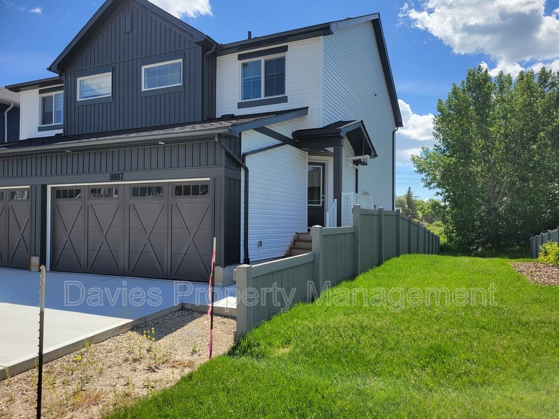 Edmonton House: 8887 Carson Way SW