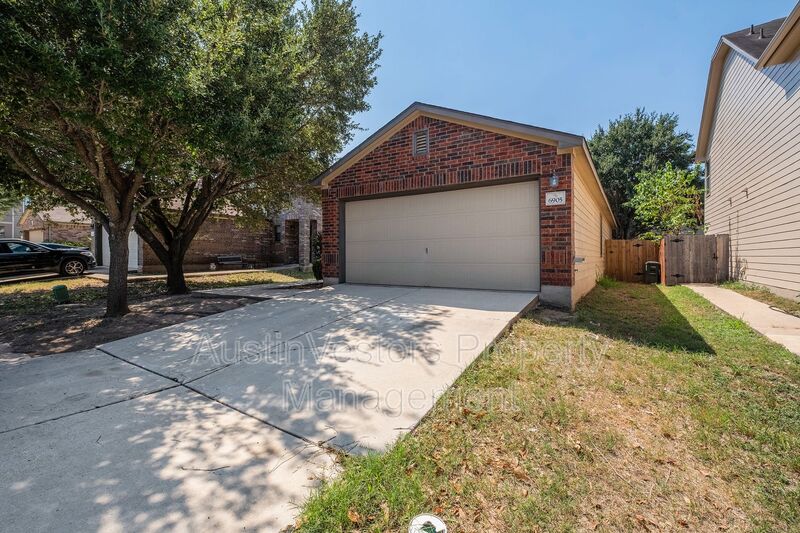Austin House: 6905 Derby Downs Dr