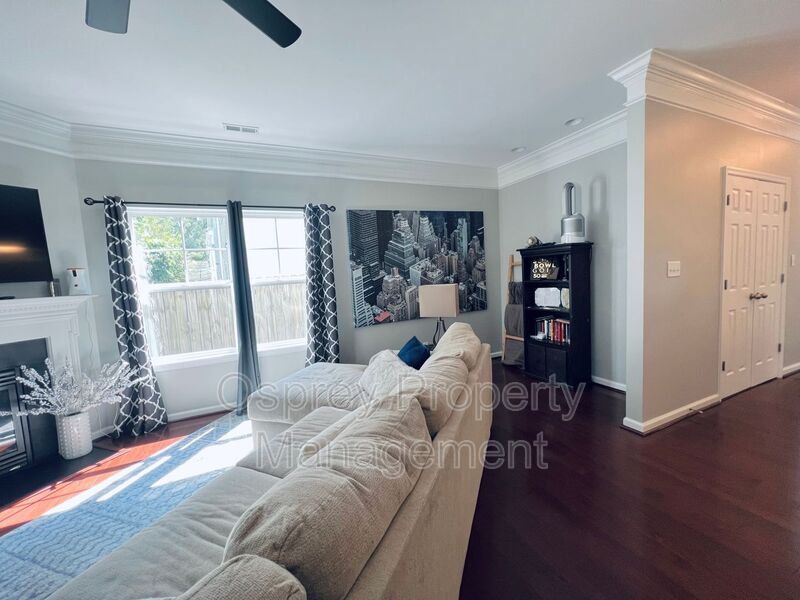 EXQUISITE 3 BEDROOM SINGLE FAMILY HOME WITH RECENTLY UPDATED KITCHEN. ELECTRIC INCLUDED! - Photo 10