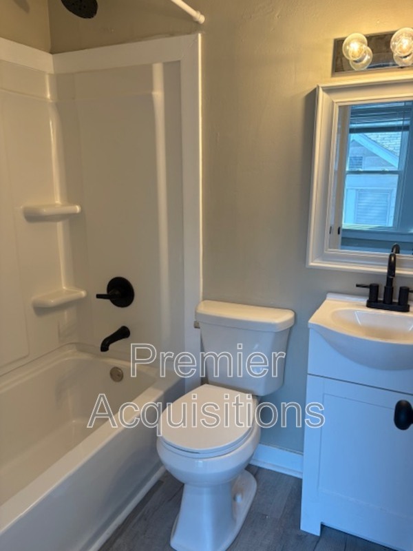 Alton Condo: 900 Washington Ave