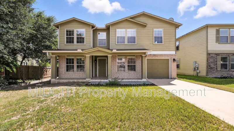 Cibolo House: 209 Hinge Loop