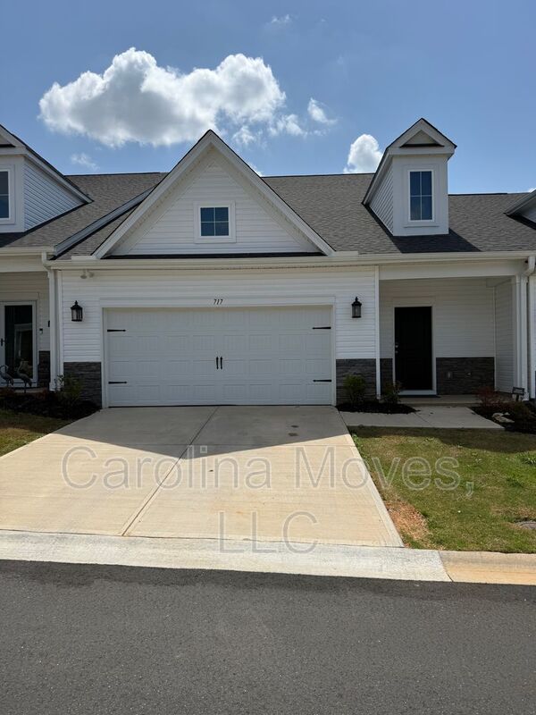 Greenville House: 717 Isleworth Lane