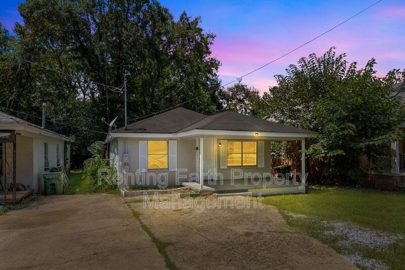 Montgomery House: 1134 Oak St