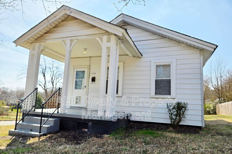 Burlington House: 1104 West Webb