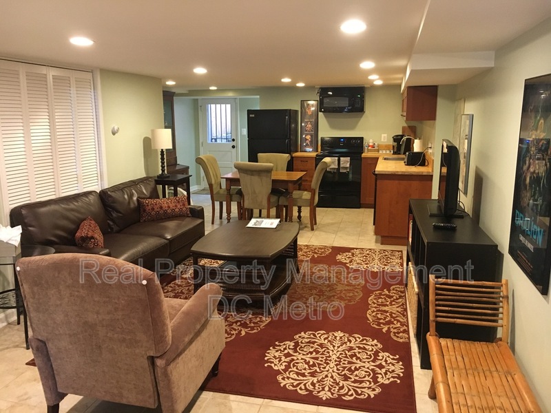 Washington Townhome: 813 10th St. NE