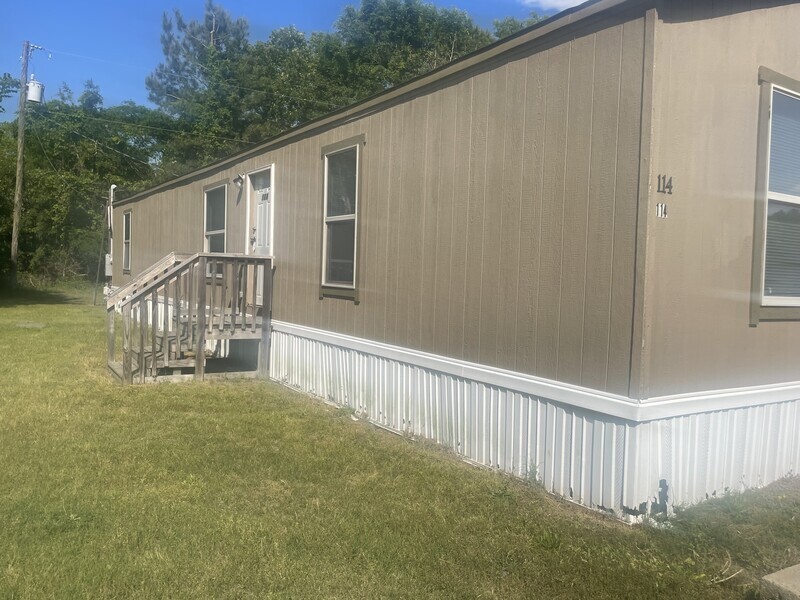 Tarboro House: 114 N Lucky lane