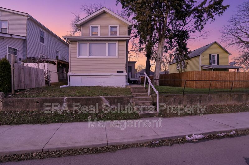 Columbus House: 1548 Safford Ave