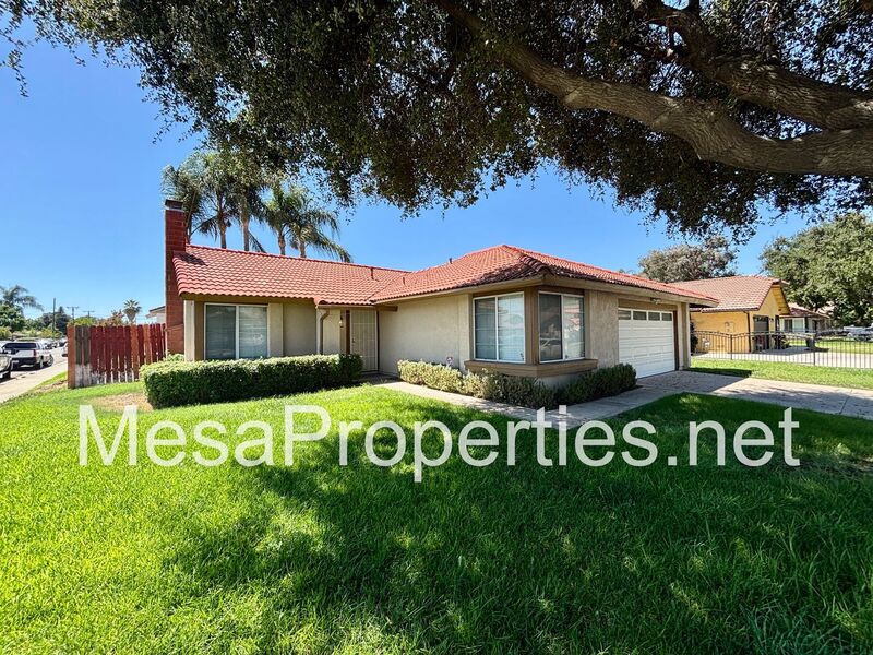Rialto House: 194 S Loretta St