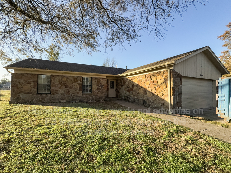 Owasso House: 10624 E 113th St N