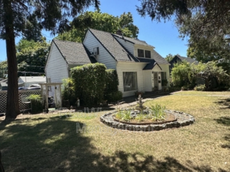 Grants Pass Condo: 221 NE A St