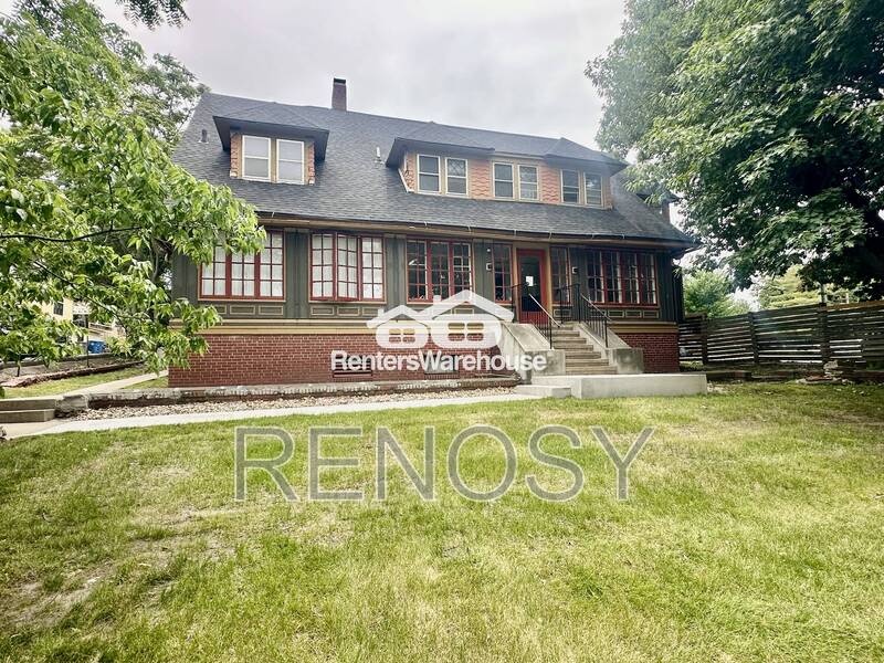 Des Moines House: 2500 Grand Ave